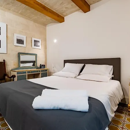 Monreal Boutique Townhouse - R024rm1 Affittacamere Paola